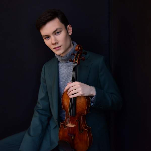 Oliver_Neubauer_1200x1200_-_Shervin_Lainez